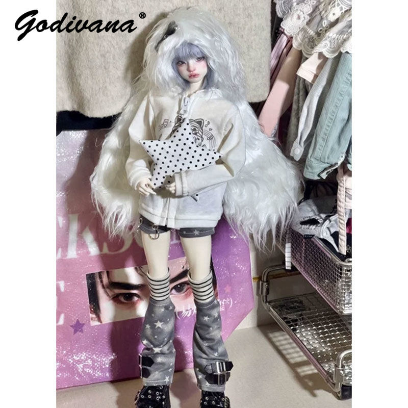 Bjd Doll 1 6 Full Set With Clothes - 1/4、1/6サイズのBJDドール用、薄手のサブカルチャー風Y2Kデザイン、ギターと猫のプリントが施されたジッパー付きジャケットと、星柄のショートパンツ、靴下、レッグカバーのフルセット。