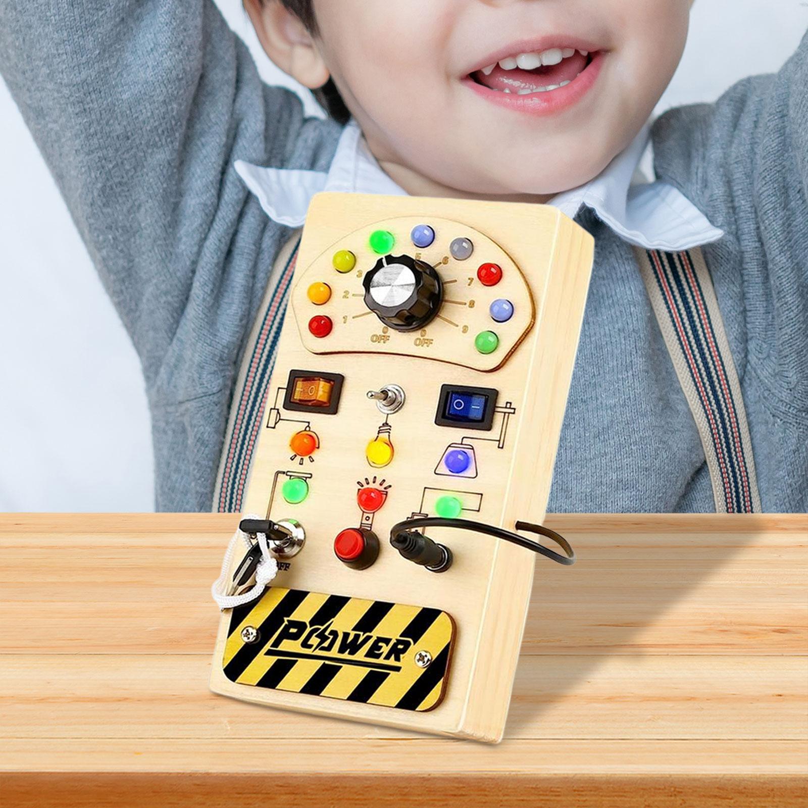 Montessori Wooden Busy Board Toddler - モンテッソーリ式の木製知育ボード。ボタンとライトスイッチが付いており、幼児の感覚を刺激し、指先の器用さを養うための学習用パネル。